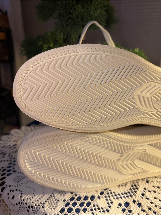 Cariuma Gray Canvas Low-Top Sneakers with White Laces and Green Accents